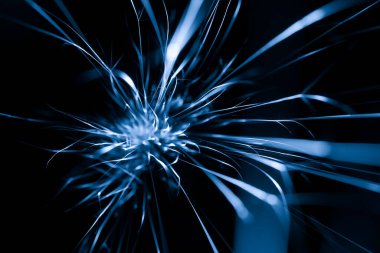 İleride karanlıkta parlayan öğütücüden çıkan mavi kıvılcımlar.