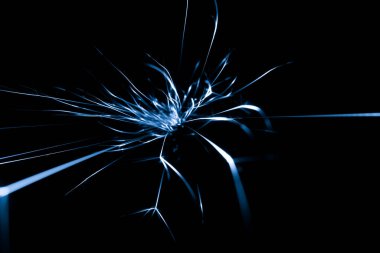 İleride karanlıkta parlayan öğütücüden çıkan mavi kıvılcımlar.