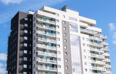 Güneşli bir günde apartman blokları