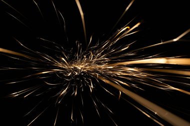 İleride karanlıkta parlayan öğütücüden kıvılcımlar