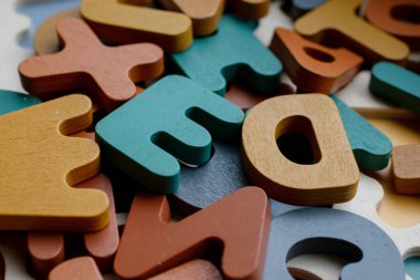 Ahşap eğitim harfleri, dağınık harfler bir arka plan oluşturur