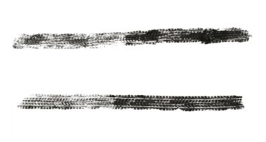 Beyaz arka planda siyah traktör lastiği izleri.