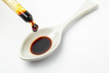 İyot, Lugol 'un çözeltisi, çözünmüş iyot, bir pipetle damlatılmış.