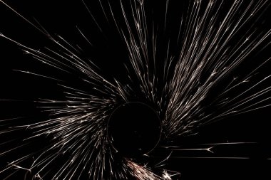 Karanlıkta parlayan öğütücüden kıvılcımlar