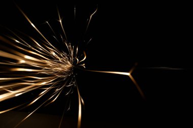 İleride karanlıkta parlayan öğütücüden kıvılcımlar