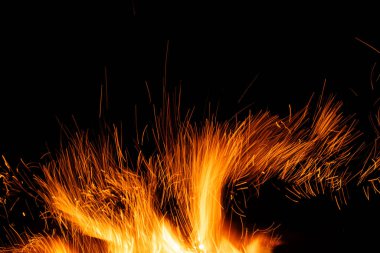 Karanlıkta parlayan ateşten kıvılcımlar