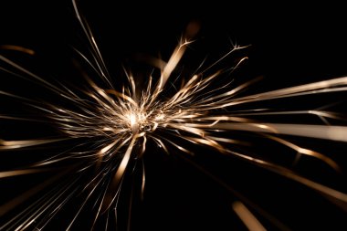 İleride karanlıkta parlayan öğütücüden kıvılcımlar