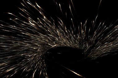 Karanlıkta parlayan öğütücüden kıvılcımlar