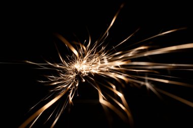 İleride karanlıkta parlayan öğütücüden kıvılcımlar