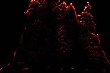 Yanan kağıt, parlayan kağıt kenarı siyah arkaplan üzerinde