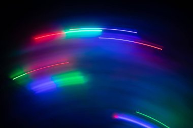 Karanlıktaki renkli ışıkların parıltıları