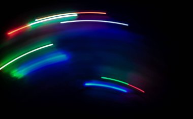 Karanlıktaki renkli ışıkların parıltıları