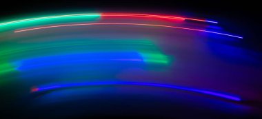 Karanlıktaki renkli ışıkların parıltıları