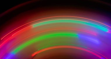 Karanlıktaki renkli ışıkların parıltıları