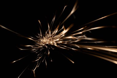 İleride karanlıkta parlayan öğütücüden kıvılcımlar