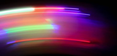 Karanlıktaki renkli ışıkların parıltıları