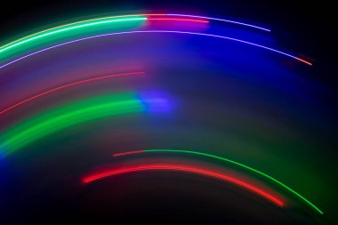 Karanlıktaki renkli ışıkların parıltıları