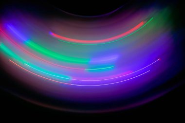 Karanlıktaki renkli ışıkların parıltıları