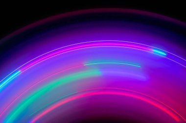 Karanlıktaki renkli ışıkların parıltıları