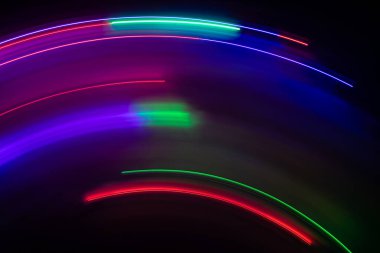 Karanlıktaki renkli ışıkların parıltıları
