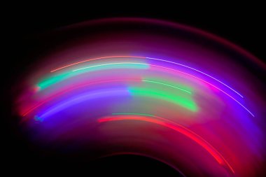 Karanlıktaki renkli ışıkların parıltıları