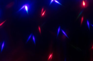 Karanlıktaki renkli ışıkların parıltıları