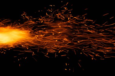 Karanlıkta parlayan ateşten kıvılcımlar