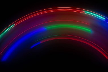 Karanlıktaki renkli ışıkların parıltıları