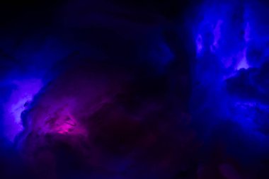 Karanlık fırtınada renkli sis