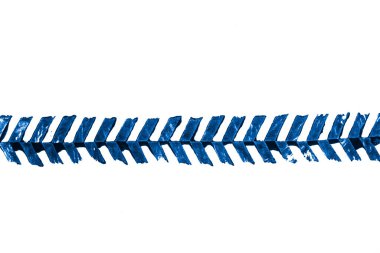 Beyaz arkaplanda mavi lastik izleri var.