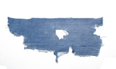 Kot pantolon. Yıpranmış ve yırtık bir kot paçavrası.