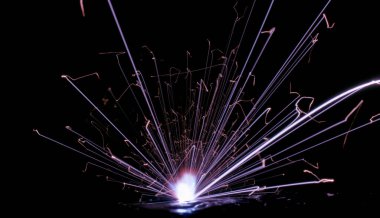 Kısa devreden çıkan kıvılcımların patlaması