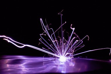 Kısa devreden çıkan kıvılcımların patlaması