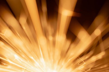 Demirden yıldızlar, kısa devreden çıkan kıvılcımlar.