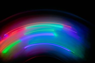 Karanlıktaki renkli ışıkların parıltıları