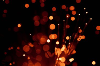Fiber optik kablolar kırmızı parlıyor. Bokeh ışık noktaları