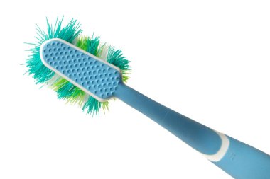 Beyaz arkaplanda eski kullanılmış diş fırçası