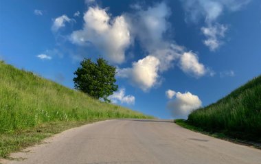 Gökyüzü ile buluşan yolda bir viraj