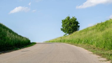 Gökyüzü ile buluşan yolda bir viraj