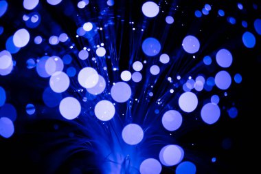 Fiber optik kablolar mavi parlıyor. Bokeh ışık noktaları