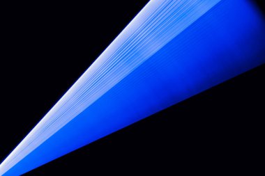 Lazer açık mavi. Dalgalanan ve bükülen ışık çizgileri.