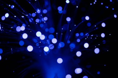 Fiber optik kablolar mavi parlıyor. Bokeh ışık noktaları