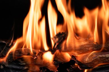 Yanan kağıt, parlayan kağıt kenarı siyah arkaplan üzerinde