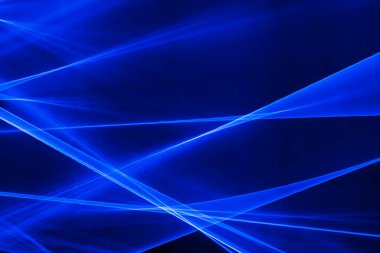 Lazer açık mavi. Dalgalanan ve bükülen ışık çizgileri.