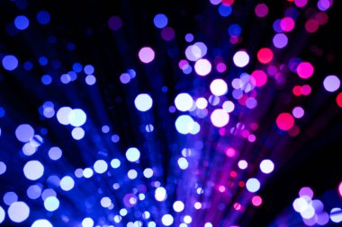 Fiber optik kablolar mavi parlıyor. Bokeh ışık noktaları