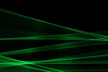 Lazer ışığı yeşili. Dalgalanan ve bükülen ışık çizgileri