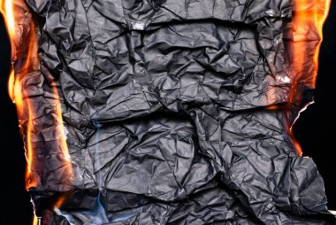 Kağıdı yakmak, siyah arka planda parlayan kağıt kenarı