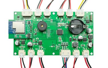 Beyaz arka planda kabloları olan elektronik ana kart.