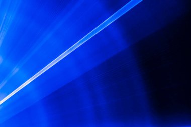 Lazer açık mavi. Dalgalanan ve bükülen ışık çizgileri.