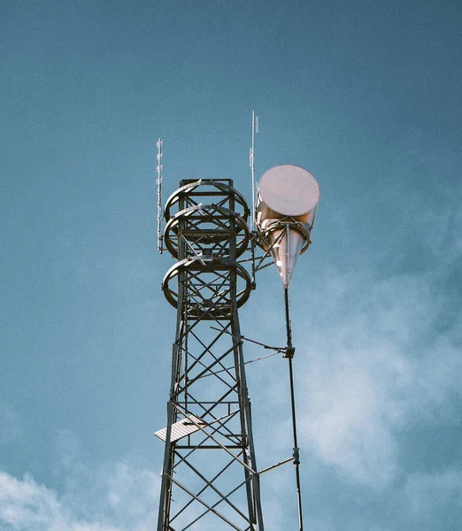 Antenli uydu anteni ve mavi gökyüzü